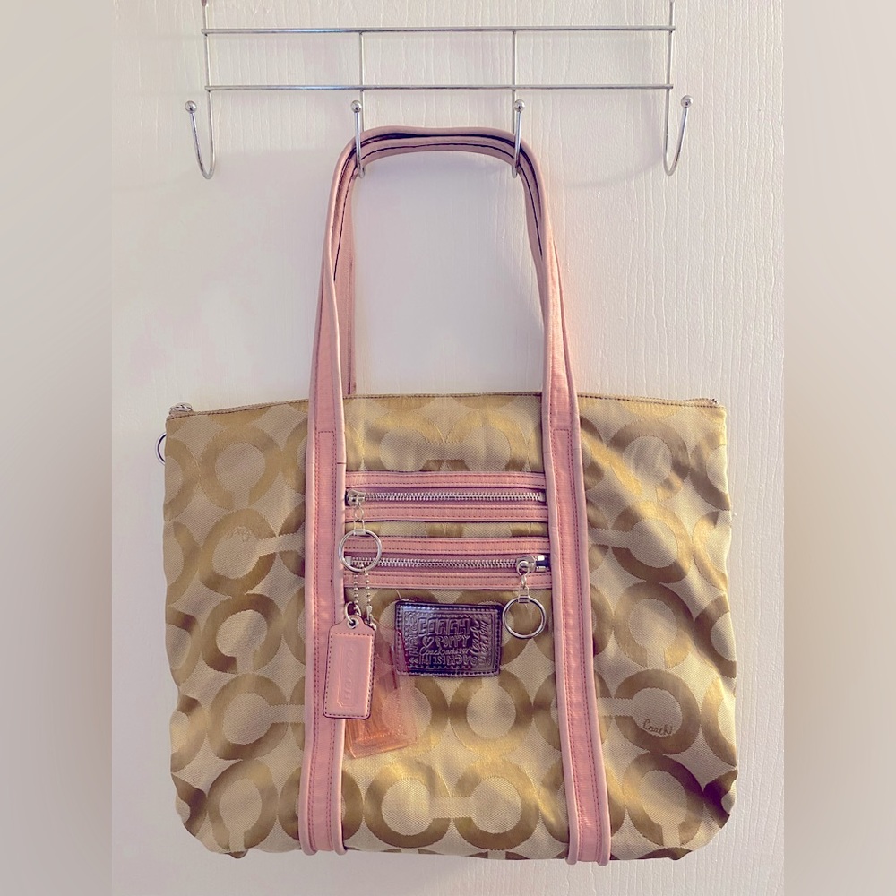 Coach Poppy Signature Tote gently used, no flaws , measures 16x13x22